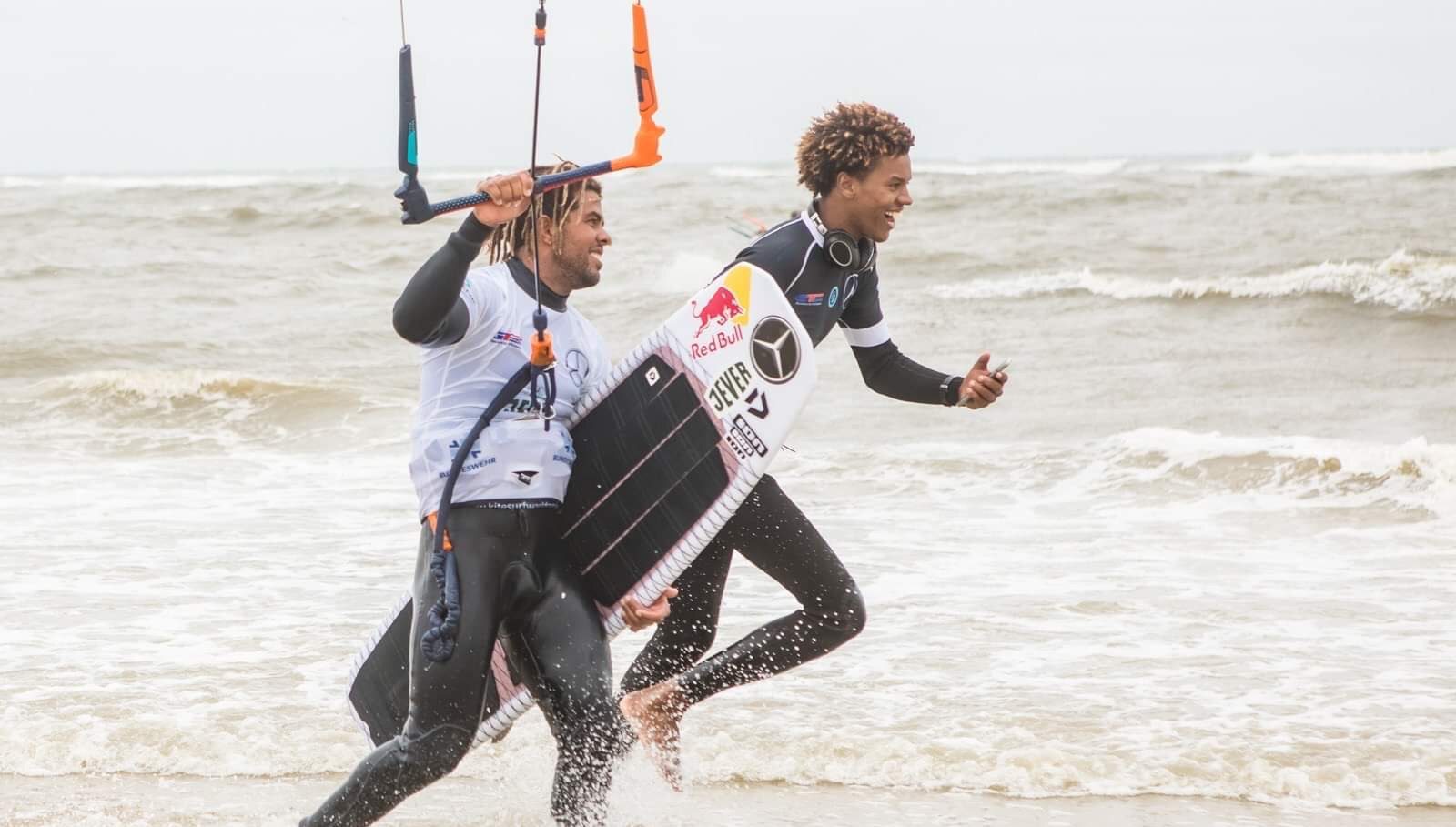 Pessoas a Correr à Beira Mar com Material Desportivo